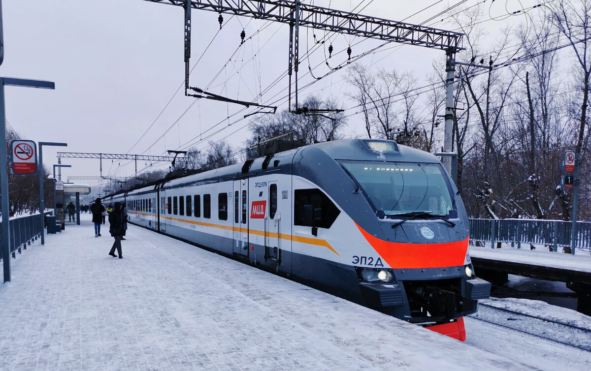 Электропоезд ЭП2Д-0098 на МЦД Дегунино. Как видите, здесь обычные платформы. В таком виде эта остановка МЦД существует до сих пор.