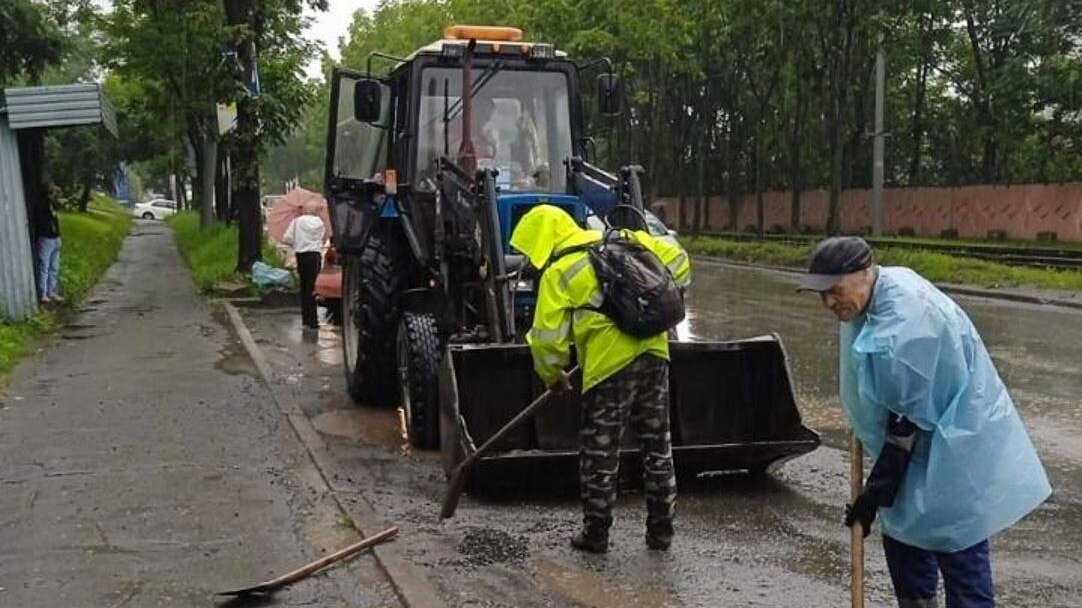     Оперативные службы продолжают мониторинг ситуации и дорожной обстановки во Владивостоке. Дорожники следят за сетями ливневой канализации и по возможности ликвидируют последствия ливня.
