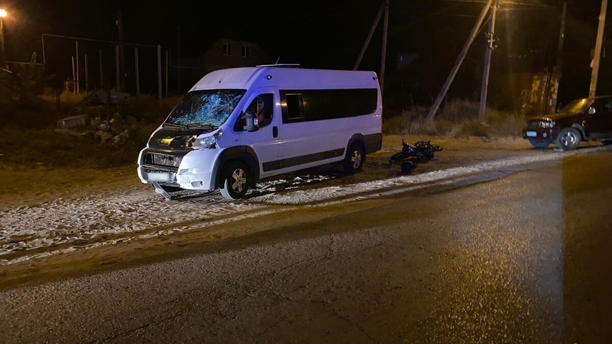     Школьник на мопеде выскочил на встречку и протаранил маршрутку в Волгограде, сообщает региональное ГУ МВД.