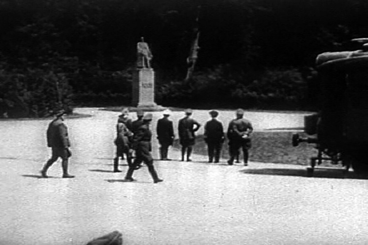 Гитлер перед памятником Фошу: а ты был прав, старик ...