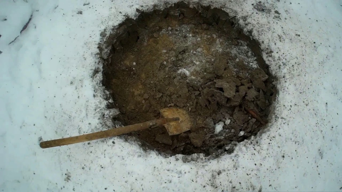 Копка могилы перфоратором. Геолог копает. Как выкопать мерзлую землю. Землекопы копают траншею. Бурение мерзлого грунта.