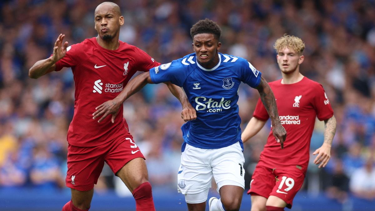    Фабиньо оттеснили от мяча. Фото: REUTERS