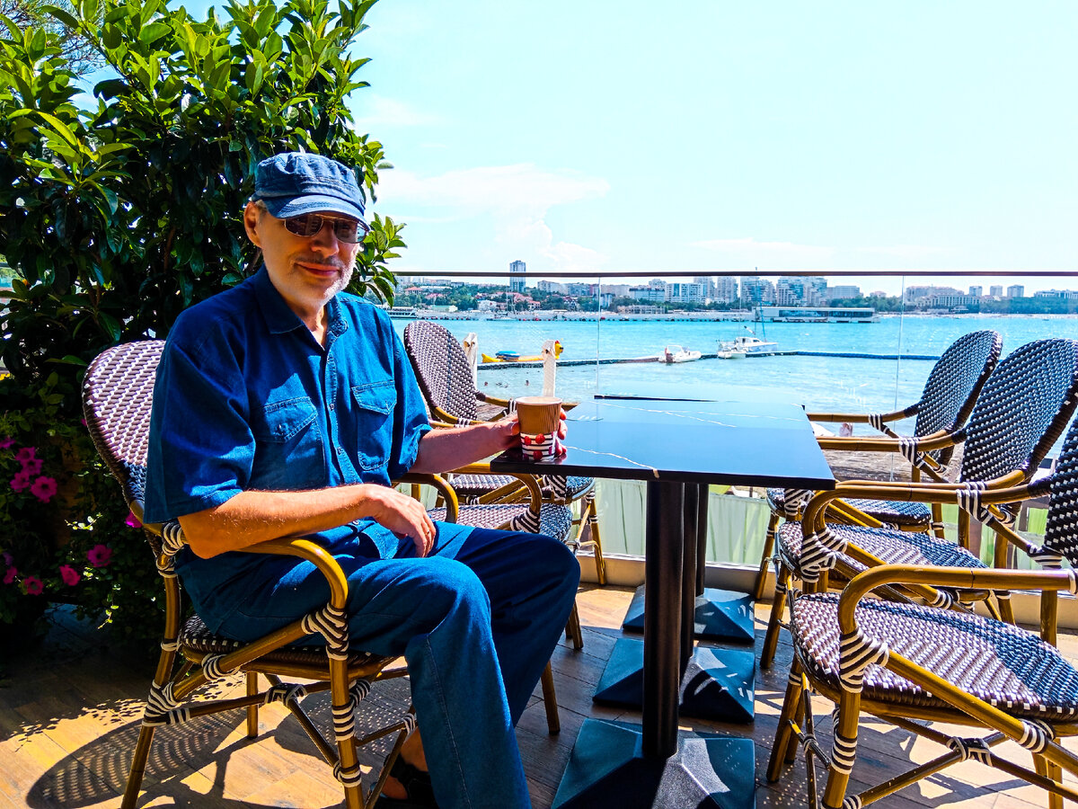 Михаил Лекс, автор рассказа и канала. На фото Геленджик, набережная, Чёрное море, кафе