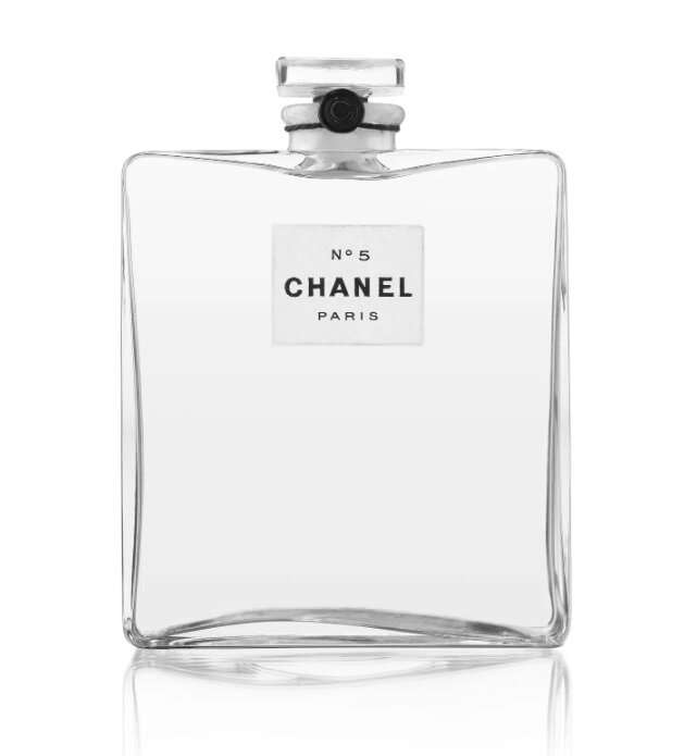 Шанель песня. Chanel no 5. Chanel Parfum. Белые духи с черными буквами.