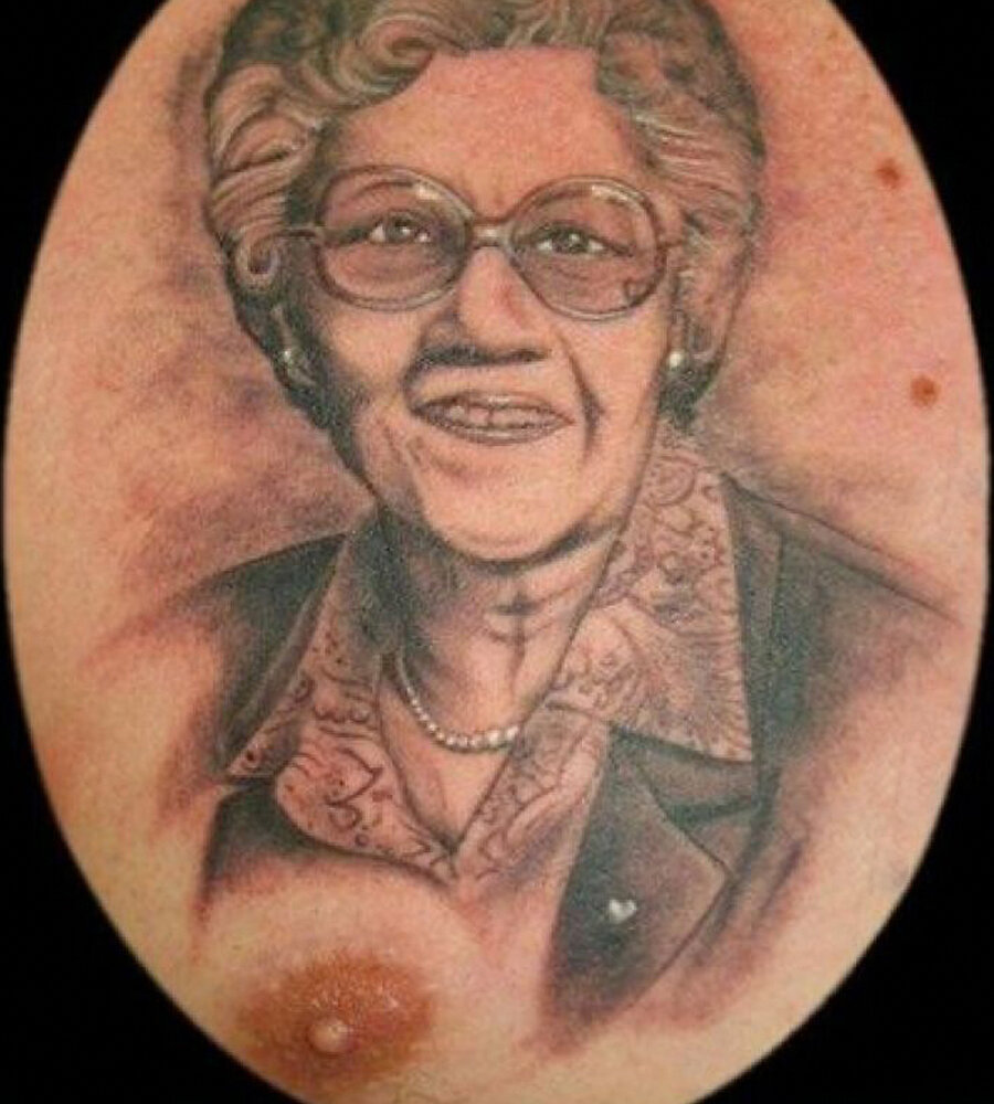 Эффект зловещей долины – женщина походит на настоящую, но недостаточно, кажется, что-то с ней не так, но что?. От этого наш мозг испытывает неприятные ощущения, а картинка выглядит отталкивающе.