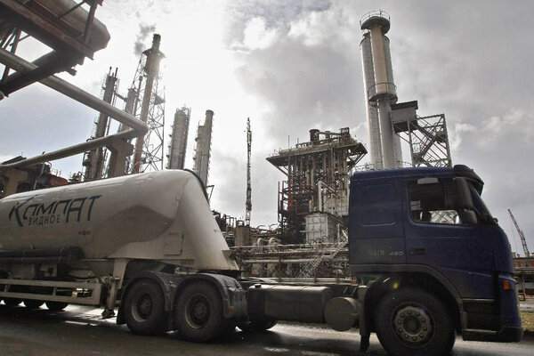 Завод ГК "Акрон" в Великом Новгороде. По итогам 2022 года чистая выручка холдинга — почти 72 млрд рублей. Фото © ТАСС / Вадим Жернов