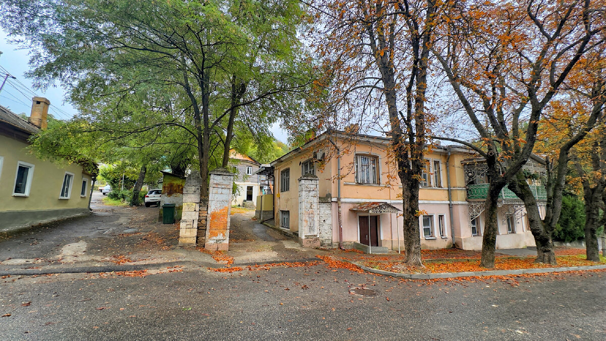 Во дворе этого дома я жила лет 8 точно! Платила исправно самовлюбленному поэту-песеннику Анатолию мзду. В 2020 году от него ушла его моложавая жена и он решил, что я - отличный вариант! Ему было за 70 лет. И так достал меня, что я съехала со скандалом. Рассказать этот испанский стыд? По ссылке ниже одна из зарисовок про него. 