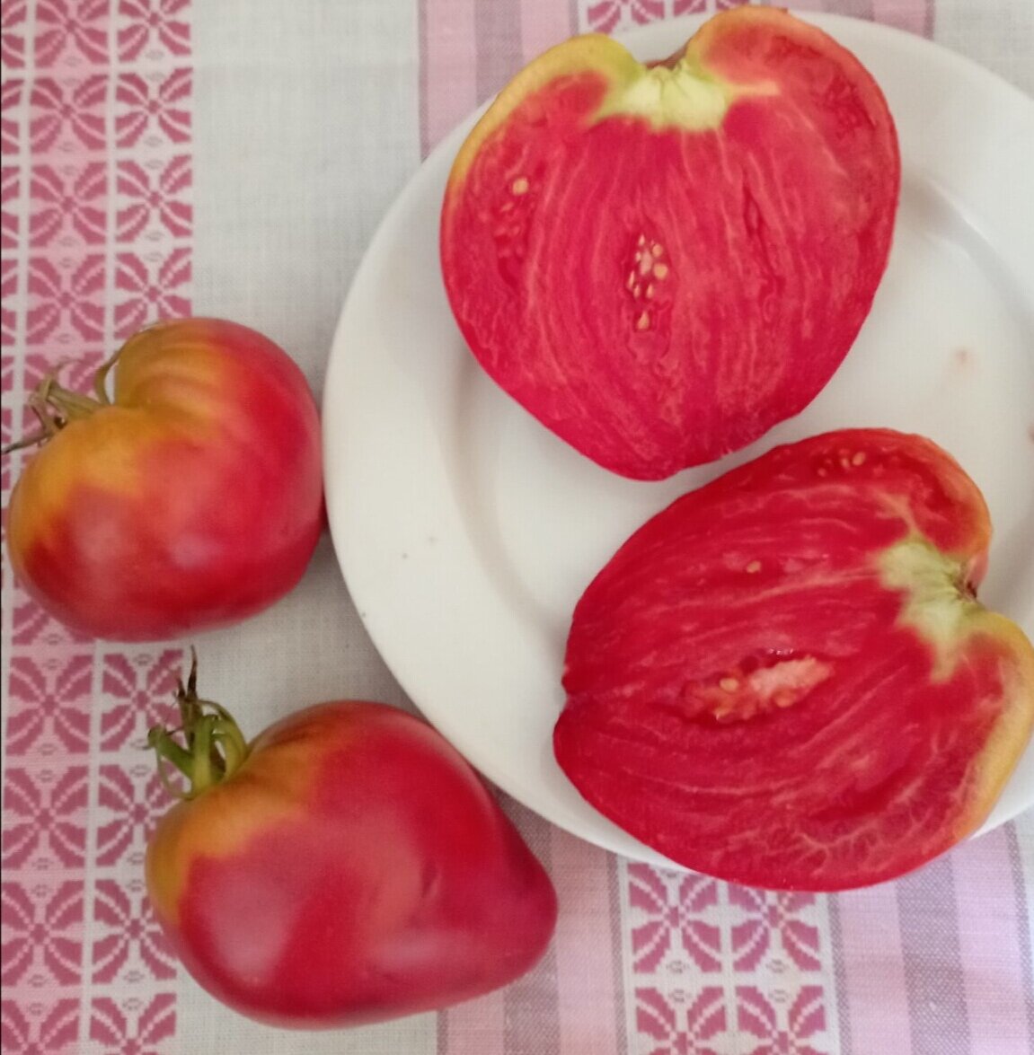 "Розовый мёд" - один из любимых сортов у дачников