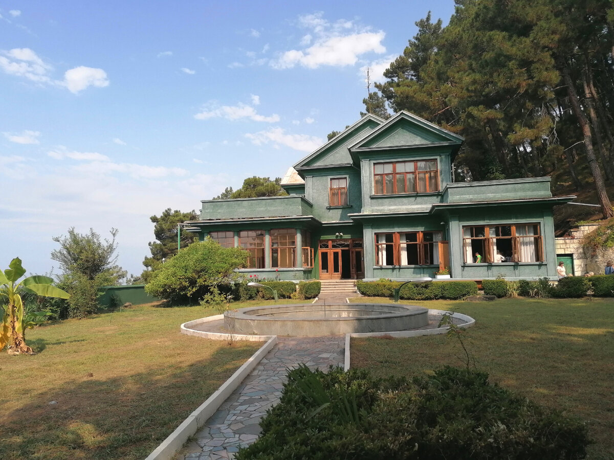 На даче Сталин жил (ночевал) один. Гости и охрана проживали в другом здании.