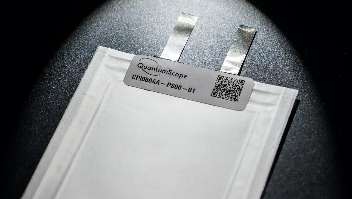 Элемент твердотельной батареи от компании QuantumScape.