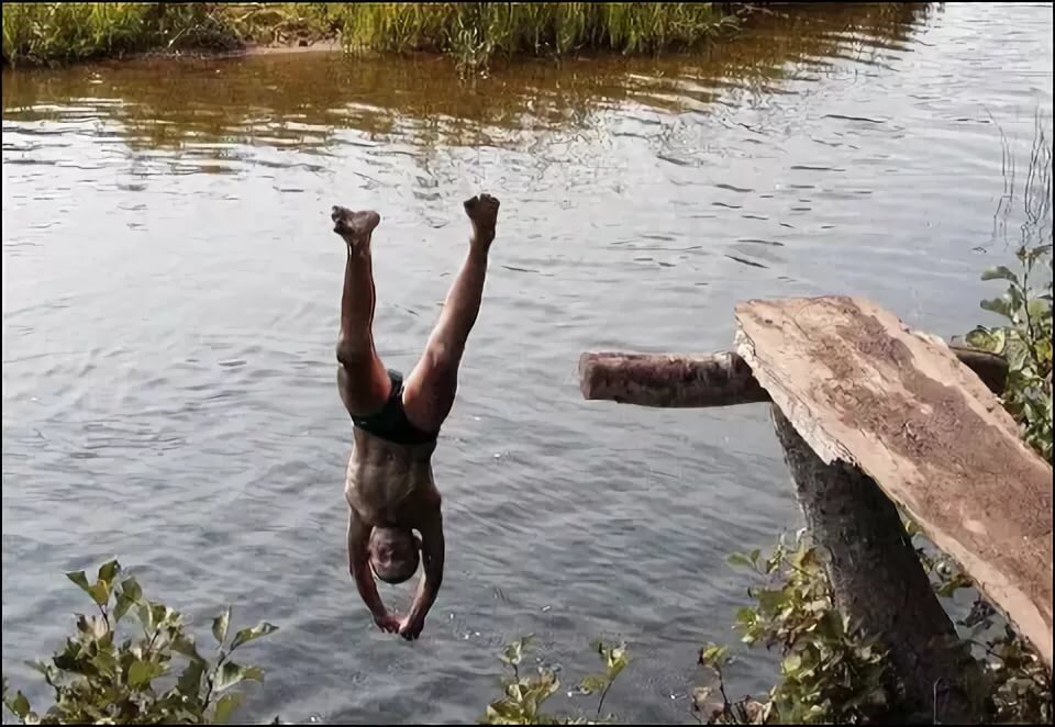 Прыгать солдатиком в воду