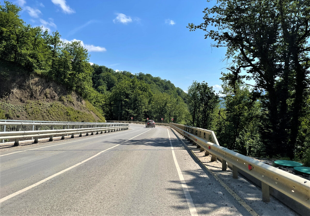 заасфальтированный участок прошлогоднего ремонта на перевале