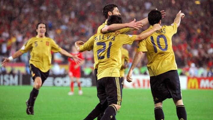 Испания празднует победу в полуфинале Евро-2008 против России / ДЖО КЛАМАР/Getty Images