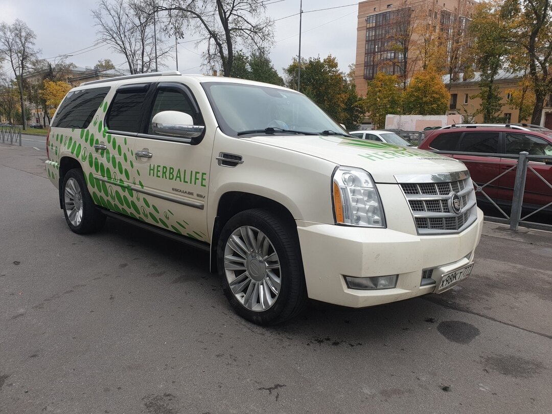 Level tuning. Оклейка Кадиллак Эскалейд. Винил на Кадиллак Эскалейд. Cadillac Escalade в пленке. Кадиллак Эскалейд в оклейке Гучи.