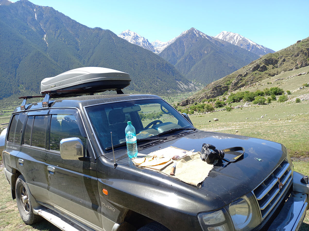 Погода и виды ШИКАРНЫЕ - очень хотелось отметить такое дело СТОПОЧКОЙ, но ведь я был ЗА РУЛЁМ, поэтому ограничился лишь холодным... "ЗАВТРАКОМ с ВИДОМ НА ЭЛЬБРУС"!