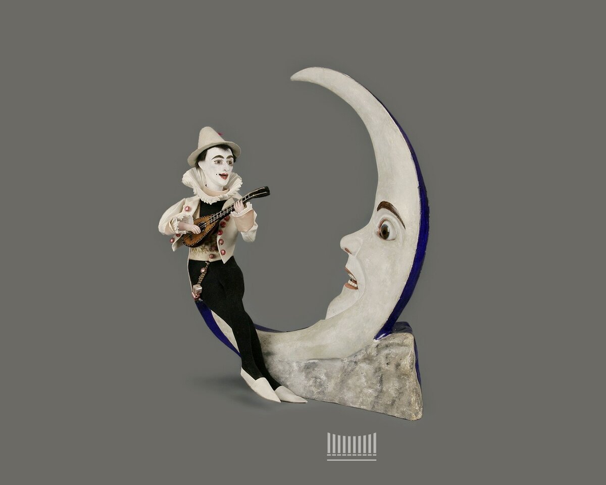 Автоматон музыкальный "Пьеро, поющий месяцу" Франция. 1900 г. Проигрывает одну мелодию, во время звучания которой, Пьеро играет на мандолине, кивает головой и высовывает язык. Месяц открывает рот и вращает глазом.