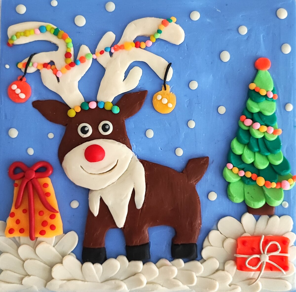 Готовый вариант аппликации из пластилина на картоне " Рождественский оленёнок".