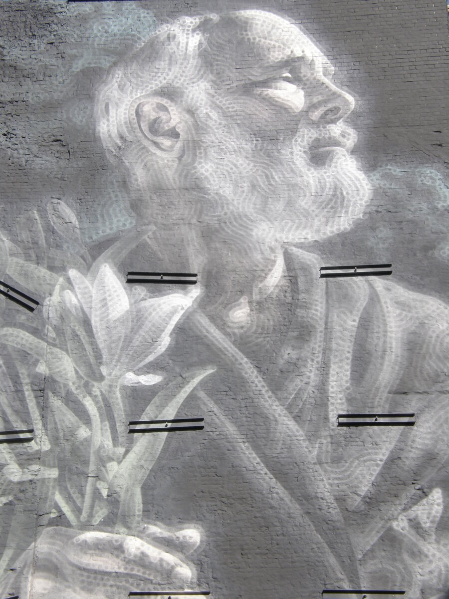 Всего лишь мурал на полуразрушенном доме. Бледные черно-серо-белые тона. А вместе с тем сколько экспрессии! Микеланджело. Фото автора