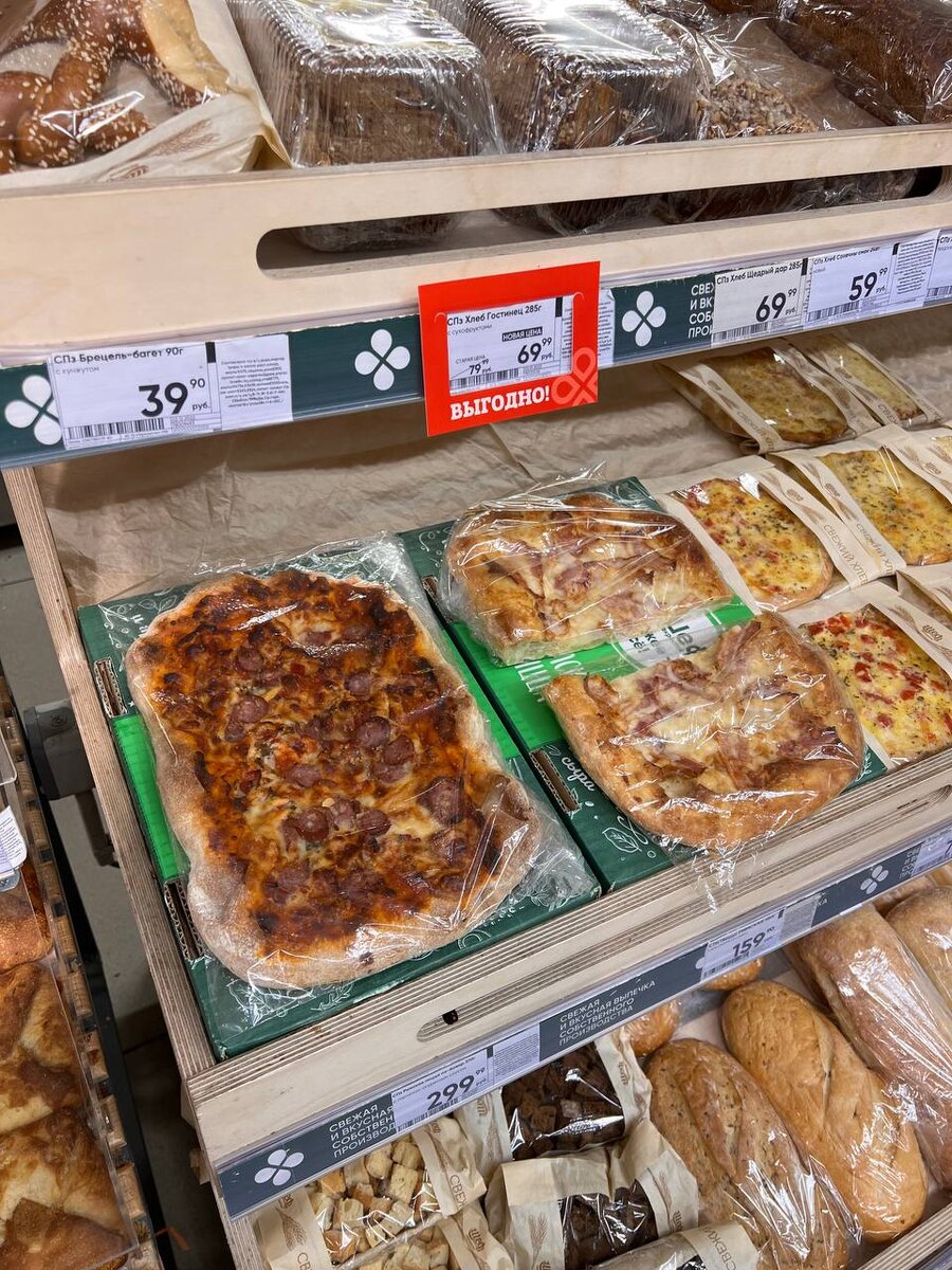 Прилавок с пиццами в Перекрестке.