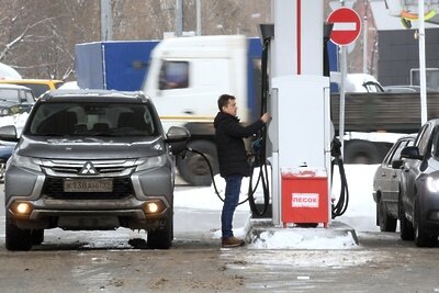    Заправка автомобиля на одной из автозаправочных станций в Москве ©Кирилл Каллиников РИА Новости