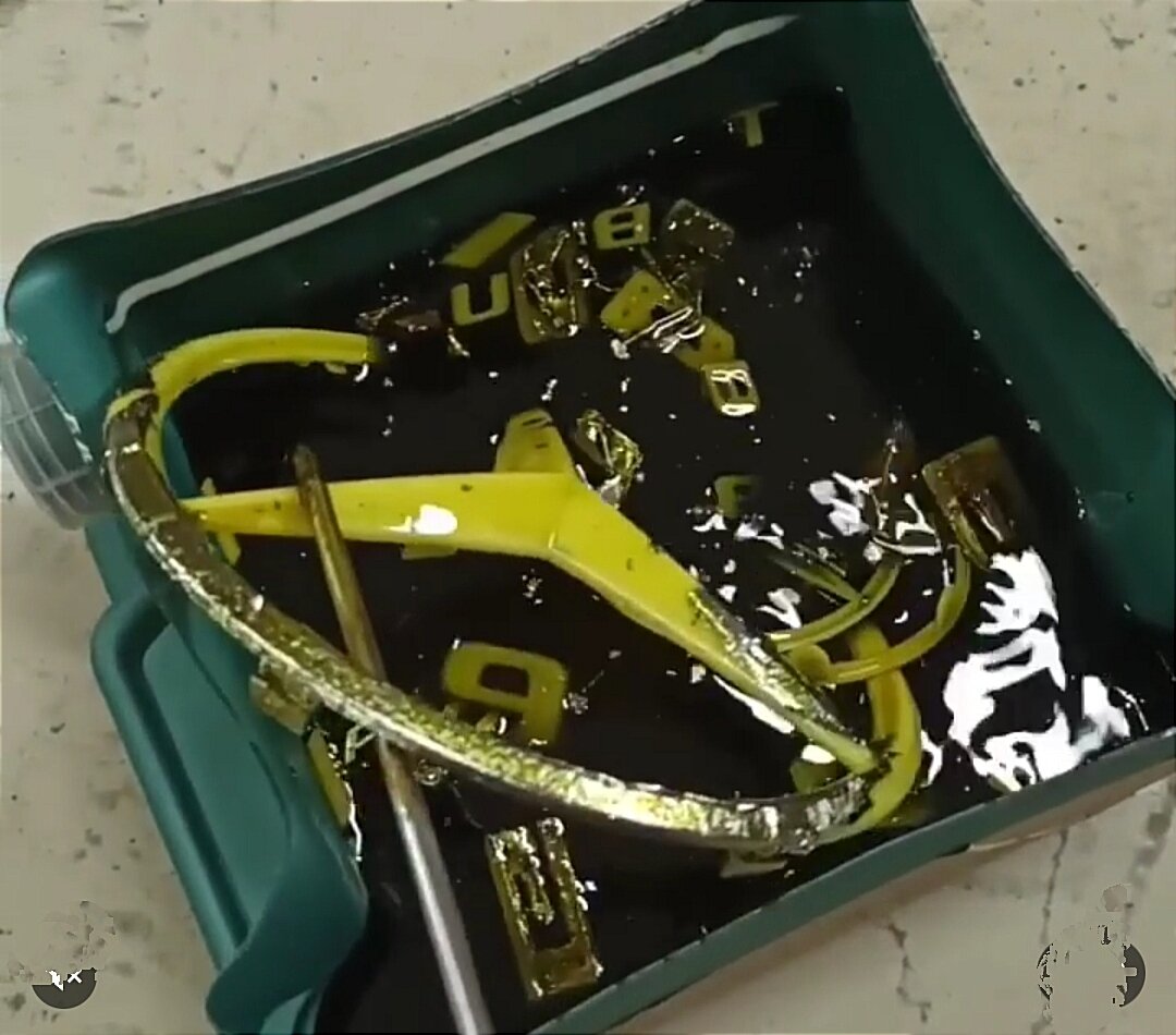 Все пластиковые элементы в специальном растворе находятся до полного растворения хрома