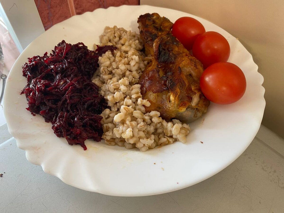 Вариант обеда: Индейка + крупа перловая отварная + свекла + помидоры + редька с горчичным маслом и абхазской солью