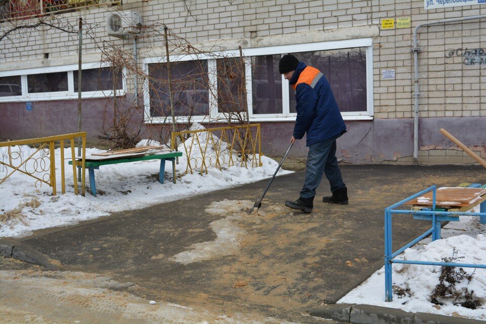     Дорожки должны расчистить от снега и посыпать песком от гололеда. Инна ШЕРЕМЕТЬЕВА