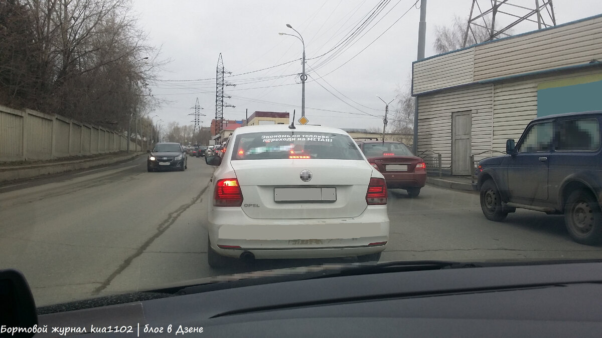 А ещё в нашем городе в службе такси часто встречаются Поло в предыдущем поколении, в кузове седан. Автор фотографии kua1102