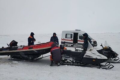    Рыбаков уносит на льдине в открытое море ©Главное управление МЧС России по Сахалинской области