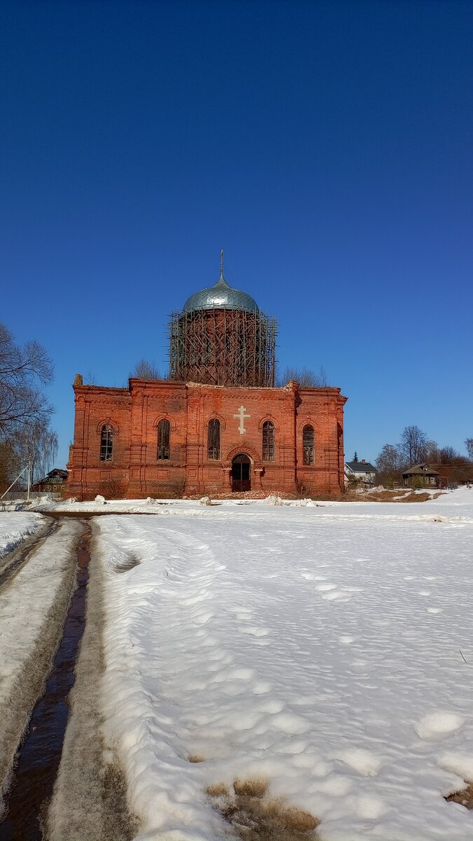 Покровская церковь. Вид с площади имени Сыромятникова. Названа в честь уроженца села, летчика и героя Советского союза Сыромятникова Бориса Павловича
