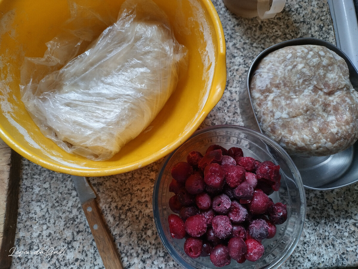 Тесто остывает, вишня с фаршем греются