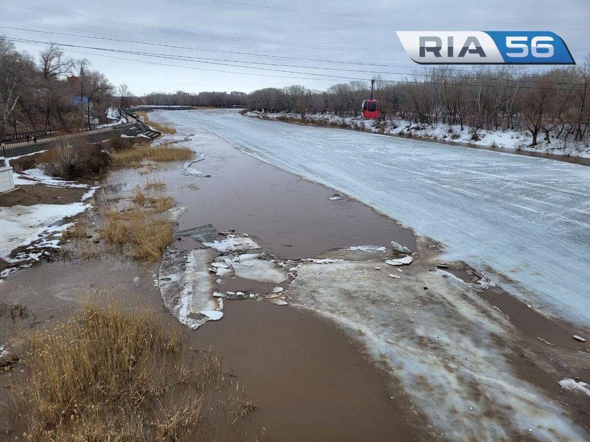  📷    Уровень воды на Урале в Оренбурге поднялся за сутки на 24 сантиметра и появились закраины Андрей Севостьянов