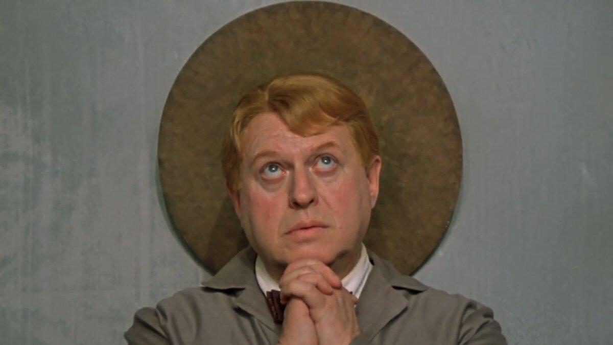 "Завхоз 2-го дома Старсобеса был застенчивый ворюга. Все существо его протестовало против краж, но не красть он не мог. Он крал, и ему было стыдно"  © "12 стульев"