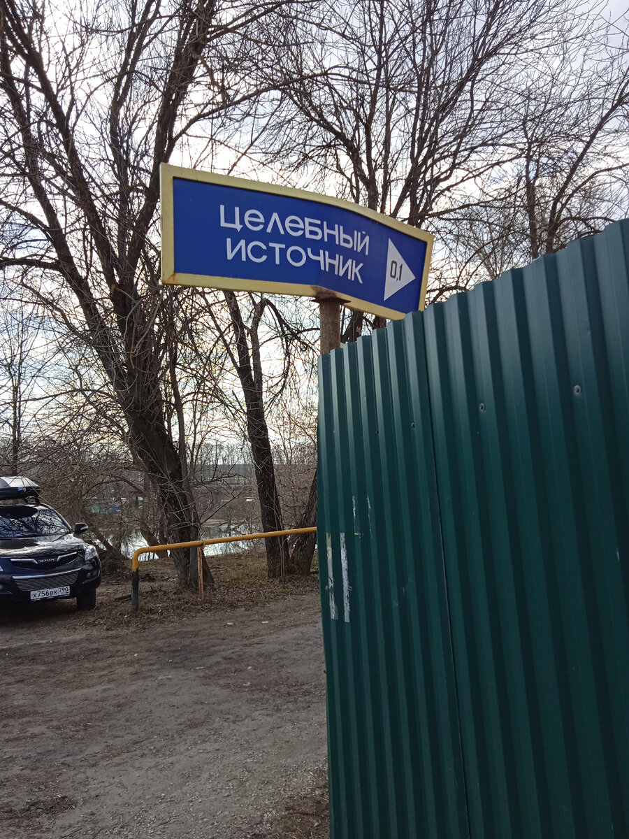 Указатель виден с центральной улицы Боголюбова
