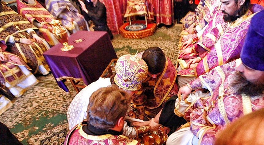 Великий Четверг (Чистый Четверг), чин омовения ног. Свято-Симеонвский кафедральный собор город Челябинск. Фото автора