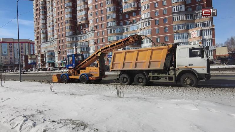    В очистке улиц Сургута от снега задействовали дополнительную технику