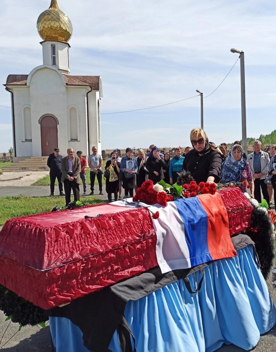 

В  церемонии прощания с земляком приняли участие руководители  администрации городского округа, депутаты, родные, близкие, друзья  погибшего, неравнодушные горожане.