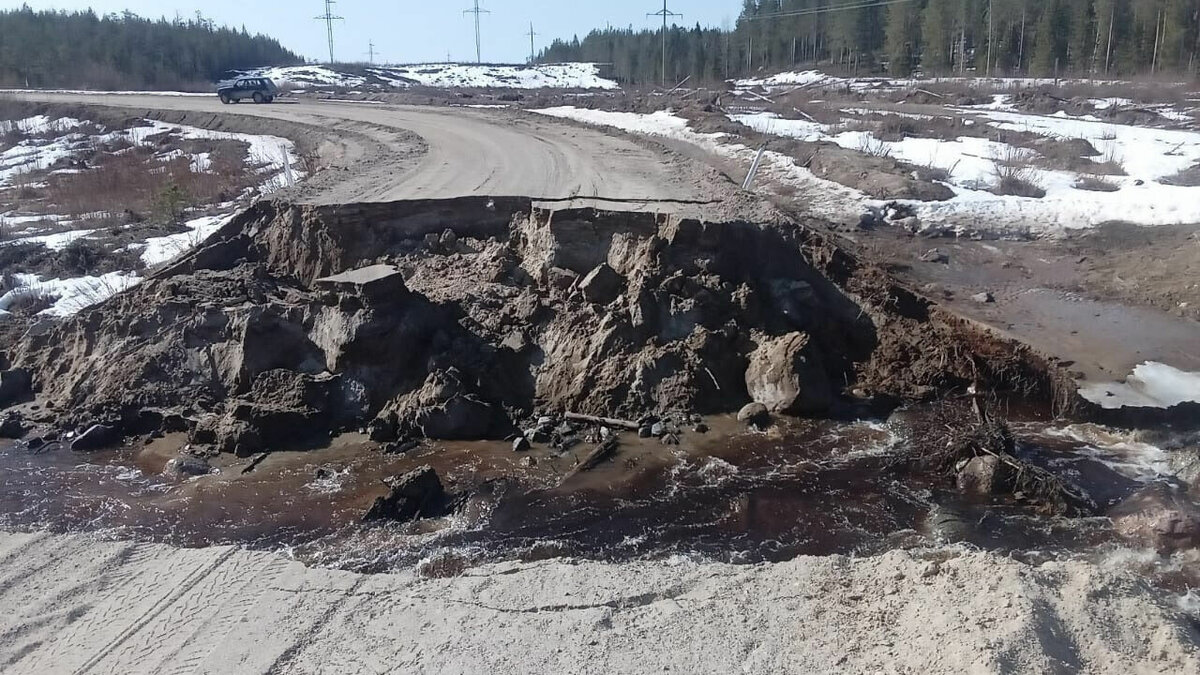     Из-за паводков ряд дорог ушли под воду. Об этом сообщили в пресс-службе администрации района.