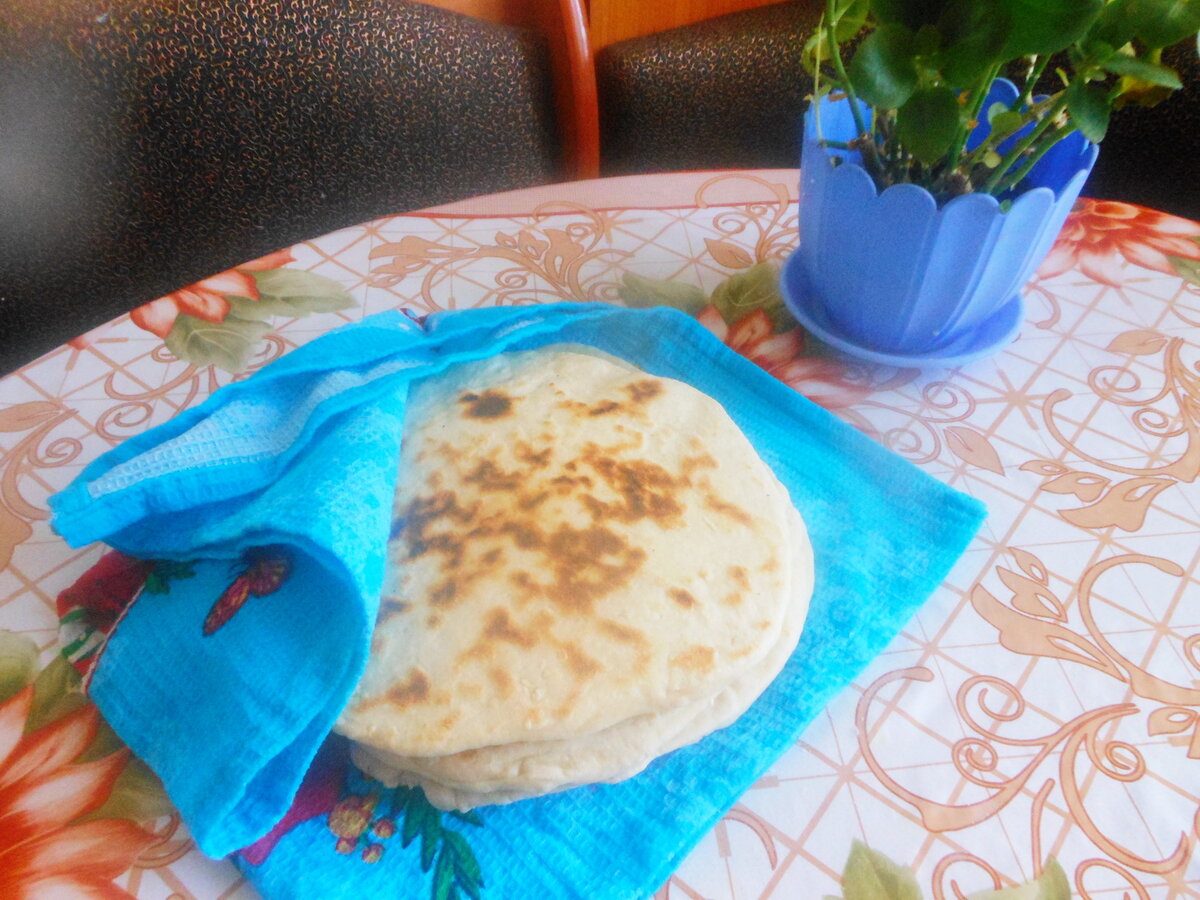 Лаваш — менее калорийная альтернатива хлебу и отличная основа для закусок и рулетов. Его можно сделать дома всего за несколько минут. Простые ингредиенты и минимум кулинарных процессов делают лаваш доступным для всех. 