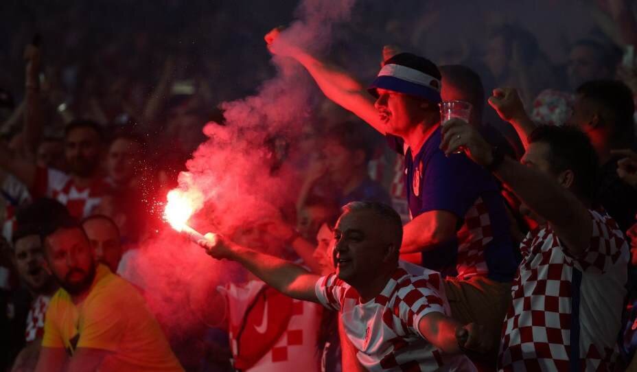    Хорватские болельщики верят в капитана Модрича. Фото: Reuters