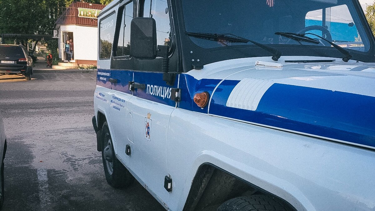     Мужчина закрылся в своей шаурмичной и вызвал полицию.