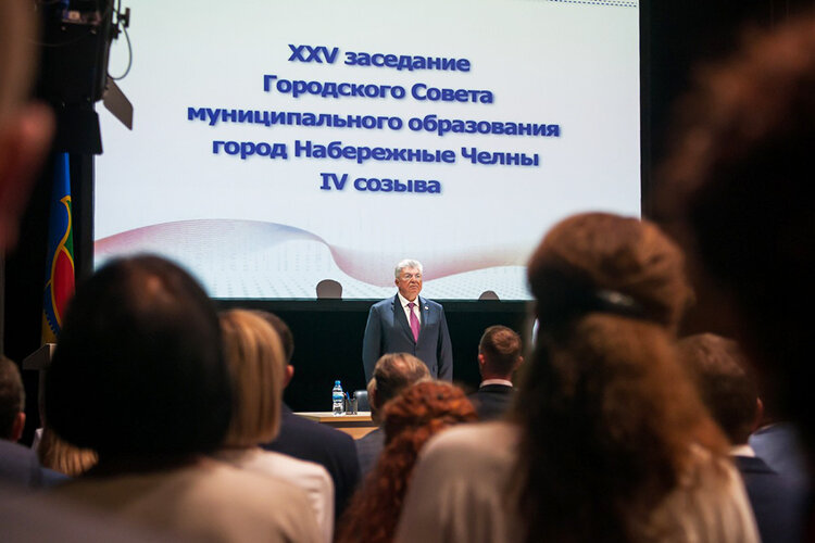    С учетом скромной летней повестки сессии горсовета Челнов, пожалуй, главной особенностью стало необычное место проведения — театр «Мастеровые»