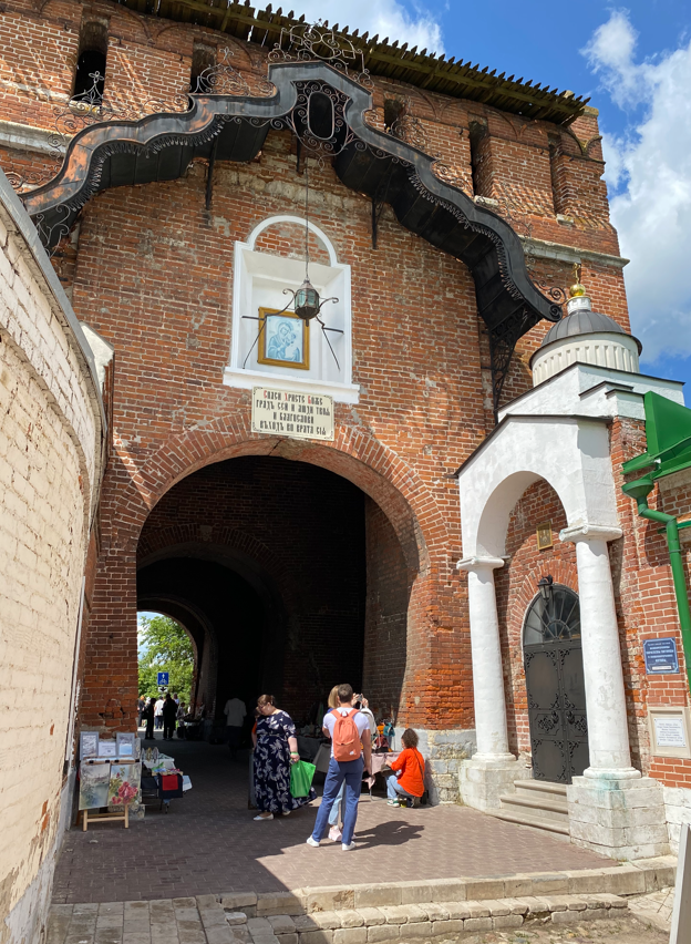 Под кованым козырьком располагается список Донской иконы Божьей матери, а ниже - молитва: "Спаси Христе Боже град сей и люди твоя и благослови вход во врата сия". Говорят, с этой молитвой в город входили и Дмитрий Донской, и Иван Грозный.