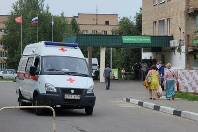    Скорая помощь возле здания районной больницы в Сергиевом Посаде ©Константин Гергая