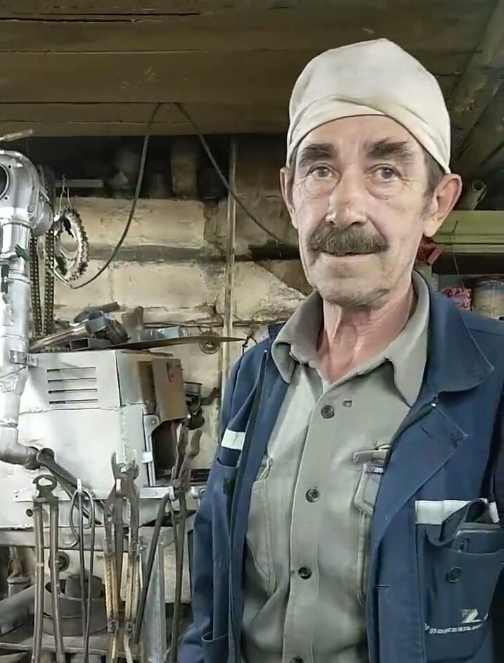 Алексей Жудин в своей мастерской