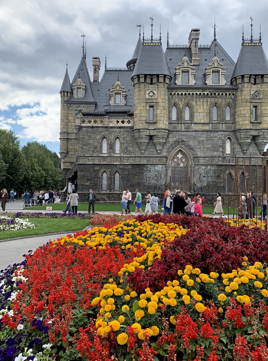 Территория вся в цветах.