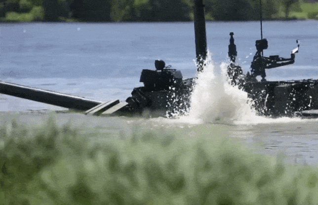 Танк Т-72Б3 с КАЗ Т09-А6 преодолевает водную преграду, тест на герметичность аппаратуры (GIF видео).