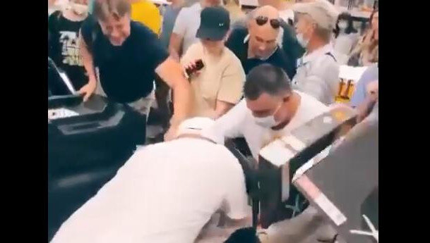 Кадр из видео в интернете.