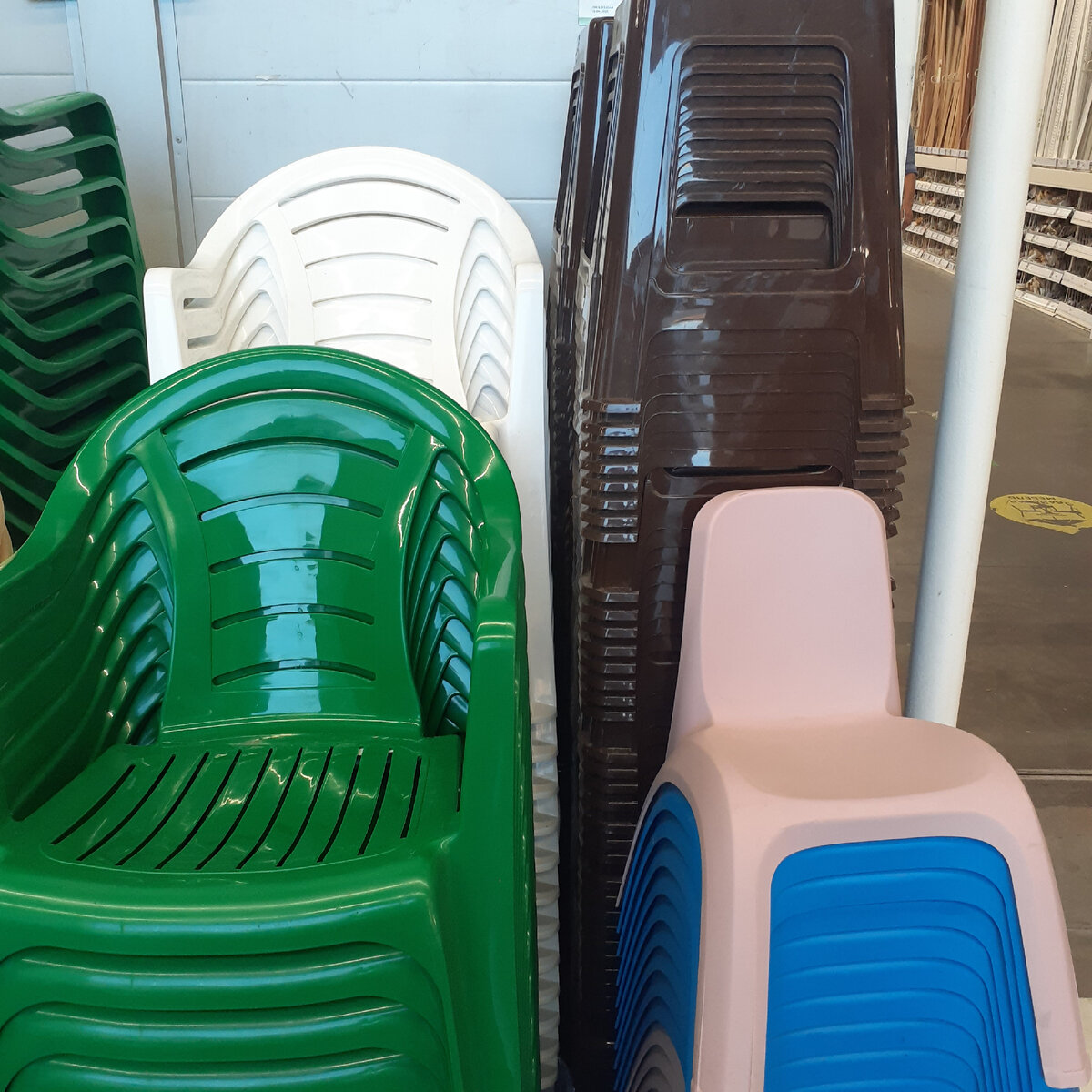 Пластиковая мебель. Фото автора