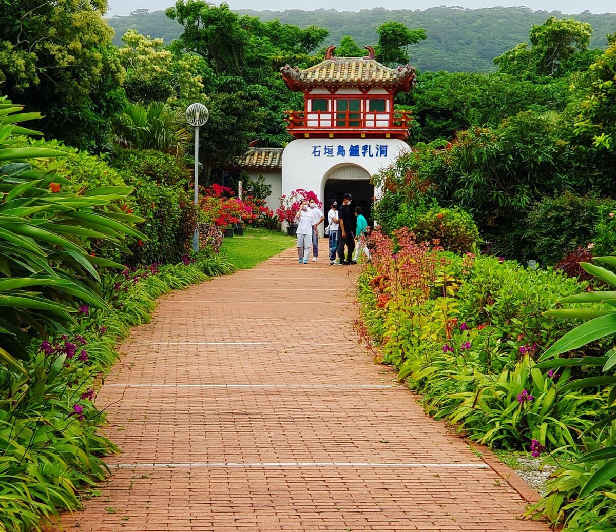 Вдалеке красивые ворота, вход в пещеры